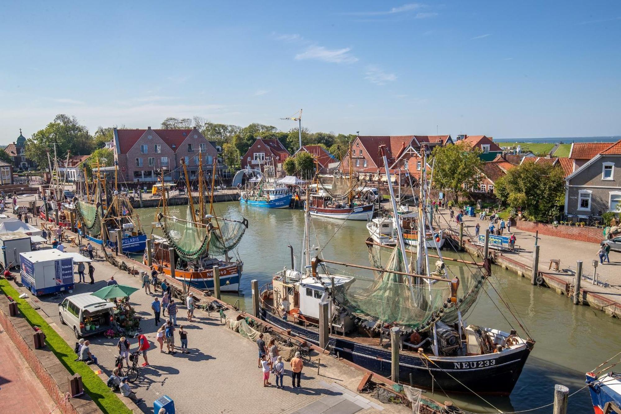 Plattbodenschiff Pandion Hotel Neuharlingersiel Exterior photo